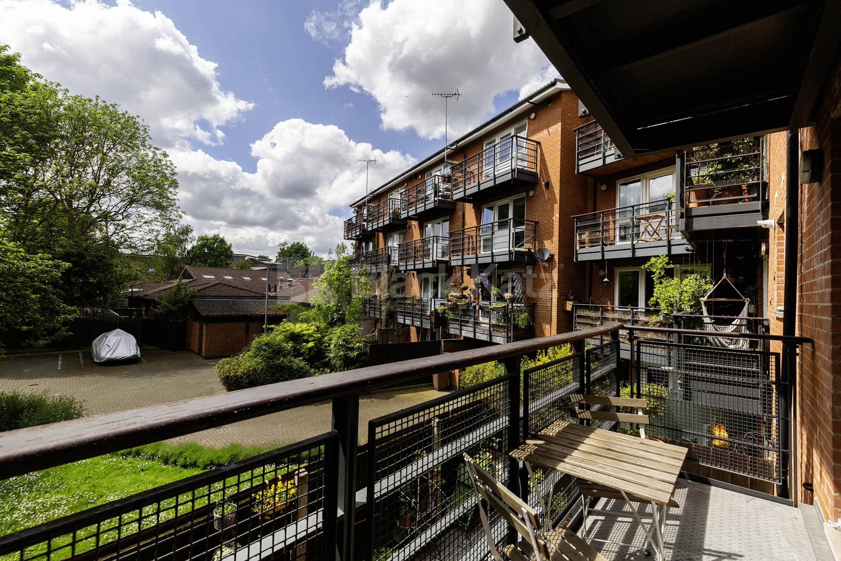 Bright 2-bedroom flat on Ramsey Walk N1 — balcony, wood floors & modern bathro Ramsey Walk, Islington / Canonbury  n1